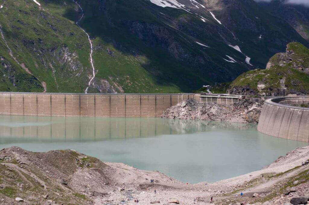 Wasserkraftwerk in den Bergen