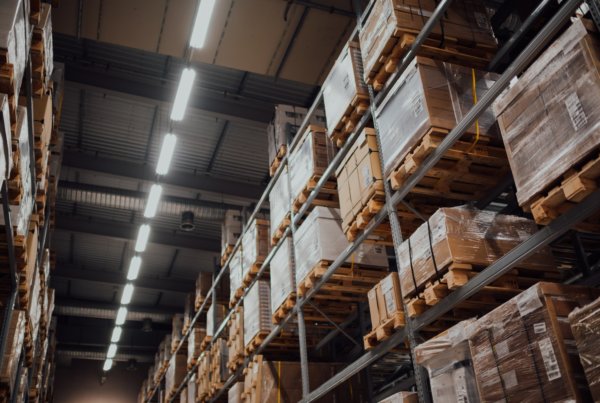 Ein Warehouse Management System wirkt sich meist positiv auf die Betriebsabläufe im gesamten Logistikprozess aus.